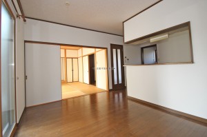 キッチンからリビング