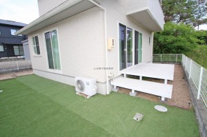 庭とウッドデッキ